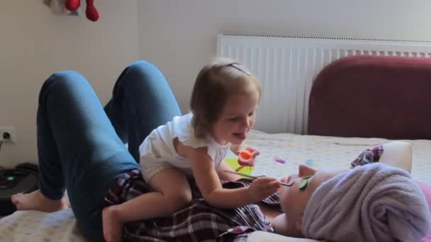 Woman Bath Relaxing Cucumbers Eyes Her Little Daughter Paints Mothers — Stock Video