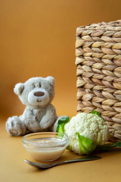 Alimenti Freschi Bambini Ciotola Con Cucchiaio Orsacchiotto Sfondo Marrone Purea — Foto Stock