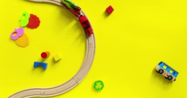 Oyuncak tren yeşil bezelye getiriyor ve püreye dönüşüyor. Sağlıklı bebek maması konsepti, komik stop motion animasyonu. Üst manzara, düz uzanma