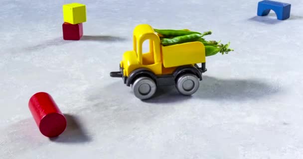 Speelgoedauto Brengen Groene Erwten Het Verandert Een Puree Gezond Babyvoeding — Stockvideo