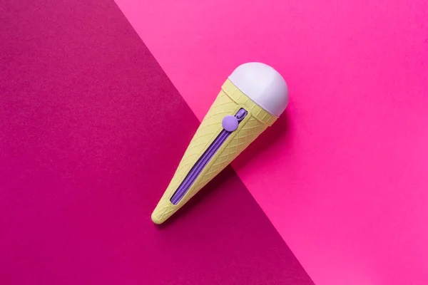 Vista superiore di caso di matita - gelato su sfondo rosa. Copia spazio — Foto Stock