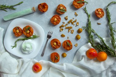 Krem şanti ve kekik ile ızgara kayısı. Düz yatış, üst görünüm