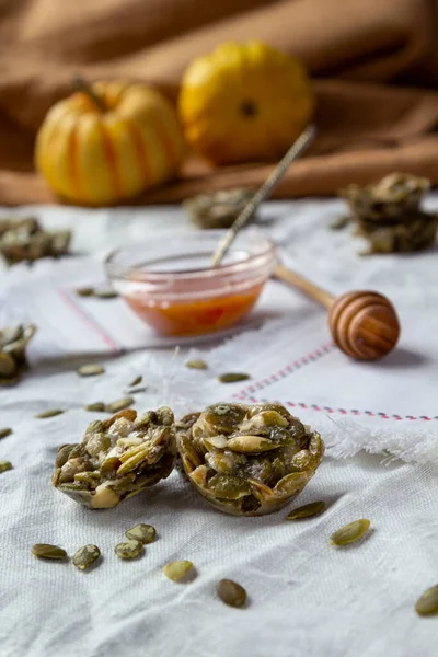 건강 한 천연 사탕. 호박 씨와 꿀 이 들어 있는 쿠키 — 스톡 사진