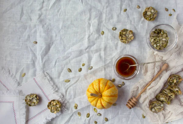 Biscotti naturali sani con semi di zucca e miele. Posa piatta, spazio di copia — Foto Stock