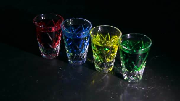 Álcool Forte Pequeno Copo Com Coquetéis Alcoólicos Multicoloridos Belas Sombras — Vídeo de Stock