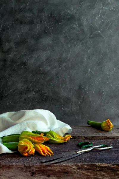 Courgettes Avec Fleurs Ciseaux Sur Vieille Table Bois Espace Copie — Photo