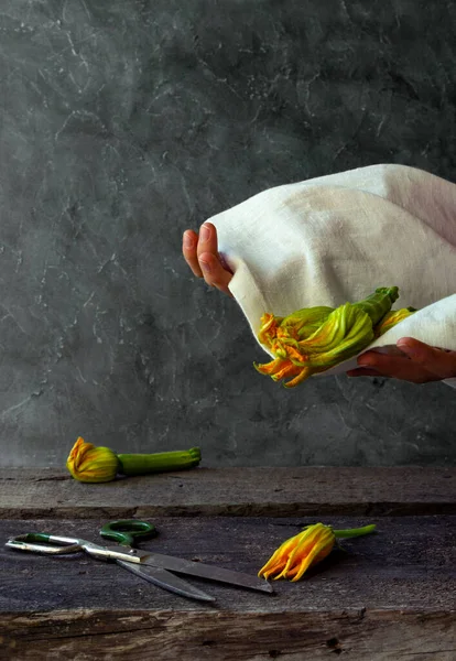 Fleurs Courgettes Ciseaux Sur Vieille Table Bois Les Mains Féminines — Photo