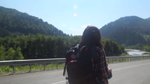 Traveler mom with baby hitchhiking σε ορεινό δρόμο. — Αρχείο Βίντεο