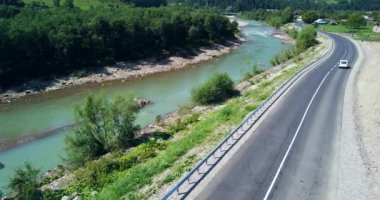 Yaz yolunun güzel hava manzarası. Yukarıdan insansız hava aracıyla yakalanmış. Ukrayna Karpatları