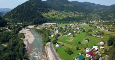 Yaz yolunun güzel hava manzarası. Yukarıdan insansız hava aracıyla yakalanmış. Ukrayna Karpatları