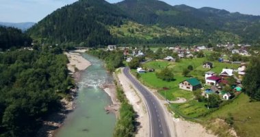 Yaz yolunun güzel hava manzarası. Yukarıdan insansız hava aracıyla yakalanmış. Ukrayna Karpatları