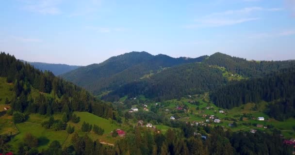 Vacker ariel utsikt från drönaren på den Karpatiska bergsbyn — Stockvideo