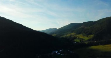 Karpat Dağları 'ndaki İHA' dan güzel bir ariel manzarası. Karşıtlık gölgeleri