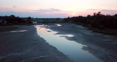Ormandaki kuru göl manzarası. İklim Değişikliği ekoloji kavramı