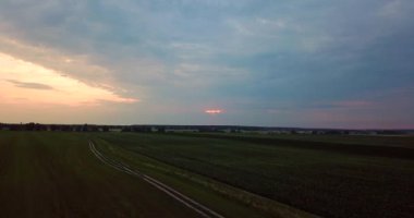 Ukrayna yeşil alanı üzerinde uçan insansız hava aracı. Ekolojik kavram