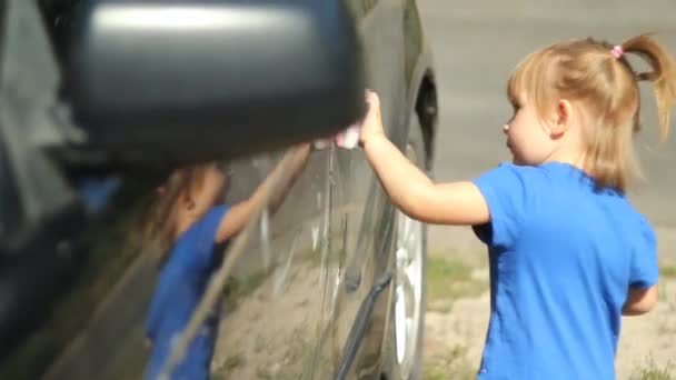Menina lavando um carro fora da casa — Vídeo de Stock