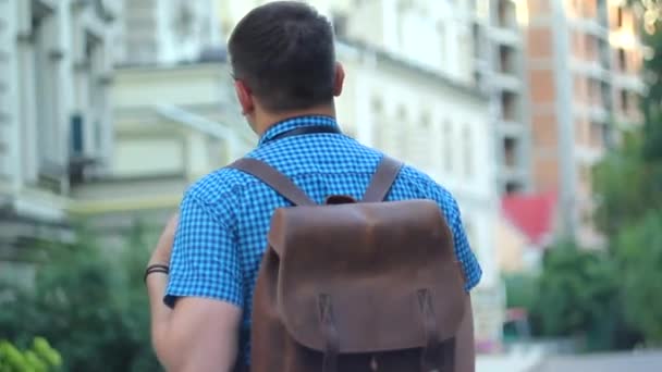 若い男は旧市街通りでバックパッカーの旅。ソロ旅行のコンセプト — ストック動画