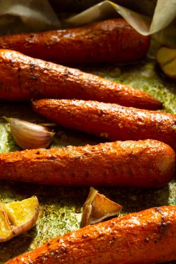 Balmumu kağıdın üzerinde fırında havuç yakın plan..