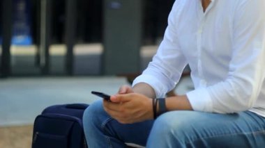 Turist telefonda sohbet eder ve kendini koronavirüsten korumak için yüz kirliliği maskesi takar. COVID-19 ve Seyahat kavramı.