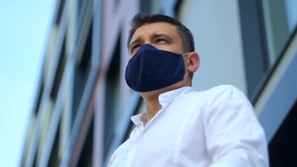 Låg vinkel syn på Ung affärsman Män i skyddande mask i staden. Coronavirus COVID-19 och Travel koncept. — Stockvideo
