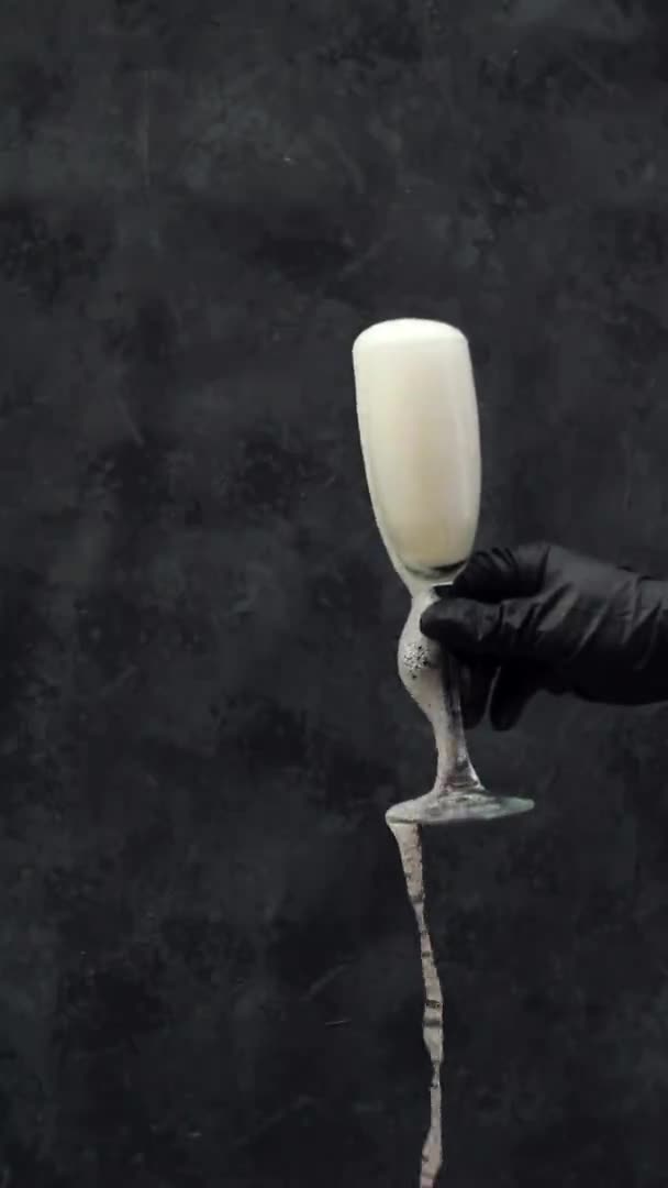 Cinkající sklenice šampaňského v rukou v lékařských rukavicích. orientace svislého pohledu — Stock video