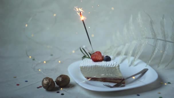 Uroczysty biały kawałek ciasta z płonącym ogniem na jasnym tle — Wideo stockowe