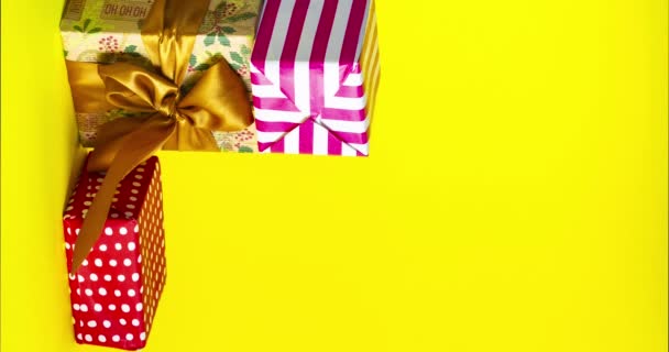 Caixas de presente de venda de Natal formando uma pilha de presentes stop motion animação. vista vertical — Vídeo de Stock