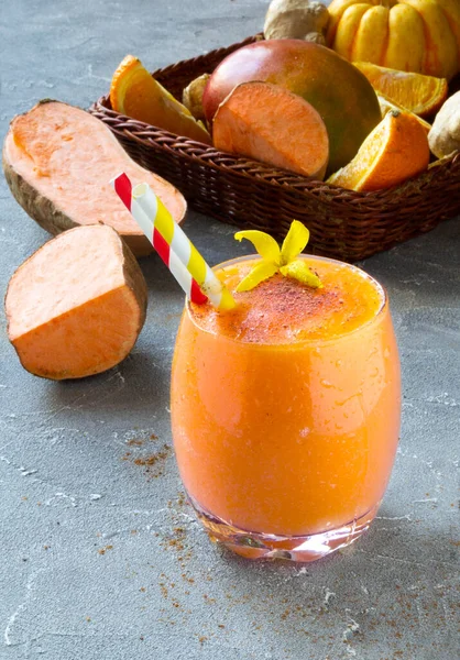 Portakallı, tarçınlı ve zencefilli tatlı patates püresi. Vitamin, sağlıklı gıda konsepti. Boşluğu kopyala