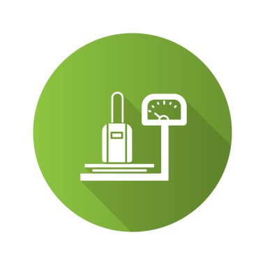 Bagaj düz tasarım uzun gölge glif simgesi ölçekler. Bagaj ağırlık kontrol. Vektör siluet çizimi