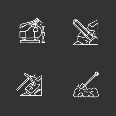 İnşaat araçları Icons set tebeşir. Tel fırça, demir keski, kazma, kürek kazma ile tezgah Yardımcısı. İzole vektör kara tahta çizimler