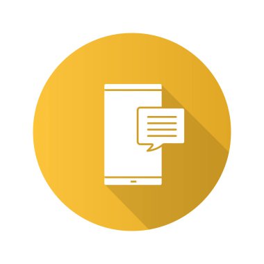 Smartphone ile konuşma balonu düz tasarım uzun gölge glif simgesinin. SMS, bildirim, mesaj. Online sohbet. Forum. Vektör siluet çizimi