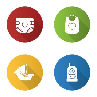 Çocuk Bakımı düz tasarım uzun gölge glif simgeler kümesi. Bebek bezi, önlük, oto koltuğu, radyo dadı. Vektör siluet çizimi