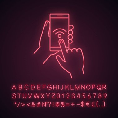 NFC smartphone neon ışığı simgesi holding eller. 