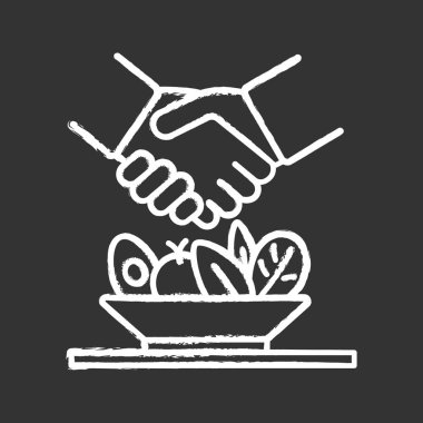 İş öğle yemeği menüsü tebeşir simgesi. Başarılı ortaklık, iş anlaşması. El sıkışma ve salata. İzole vektör kara tahta çizim