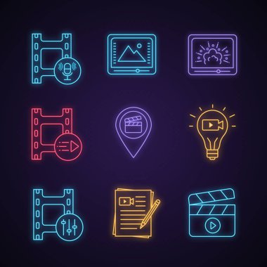 Film endüstrisi neon ışık Icons set. Ses kaydı, renk düzeltme, görsel efektler, hareketli grafik, mekanlar, film fikir, ses mikseri, senaryo, klaket. Parlayan izole vektör çizimler