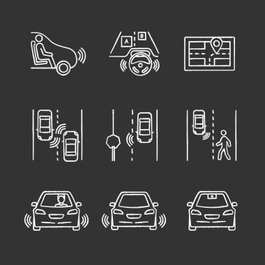 Özerk araba tebeşir Icons set. Kendi kendine sürüş otomobil. Sensörler, video kamera yol işaretleri, yayalar, diğer araç tespit. İzole vektör kara tahta çizimler