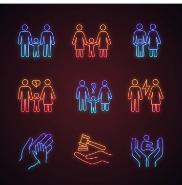 Çocuk velayeti neon ışık Icons set. Evlat edinme ve yetimhane. Çocuk Bakımı. Gay ve lezbiyen Anne, boşanma, kavga, yetim, Aile mahkemesi. Parlayan işaretler. İzole vektör çizimler