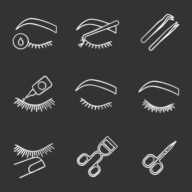 Kirpik uzatma tebeşir Icons set. Makyaj araçları. Astar, küme, cımbız, tutkal, kirpik kıvırıcı, makas, durdurmak, dokunmadan önce ve sonra kirpik uzatma. İzole vektör kara tahta çizimler