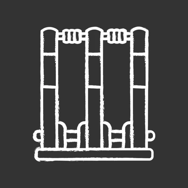 Grillo tocones icono de tiza. Grillo de wicket. Puerta en juego. Tres postes verticales con fianzas. Equipamiento de juegos deportivos. Juego de equipo de bate y pelota. Actividad deportiva. Ilustración aislada de pizarra vectorial — Archivo Imágenes Vectoriales