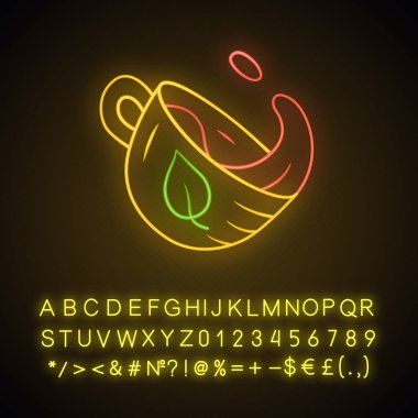 Çay bardağı neon ışık simgesi. Sıçrama ile sıcak buharlı kupa. Çay dükkanı, bulaşık makinesi. Bardakta yaprak amblemi. Aromatik içecek. Alfabe, sayılar ve semboller ile parlayan işareti. Vektör izole illüstrasyon