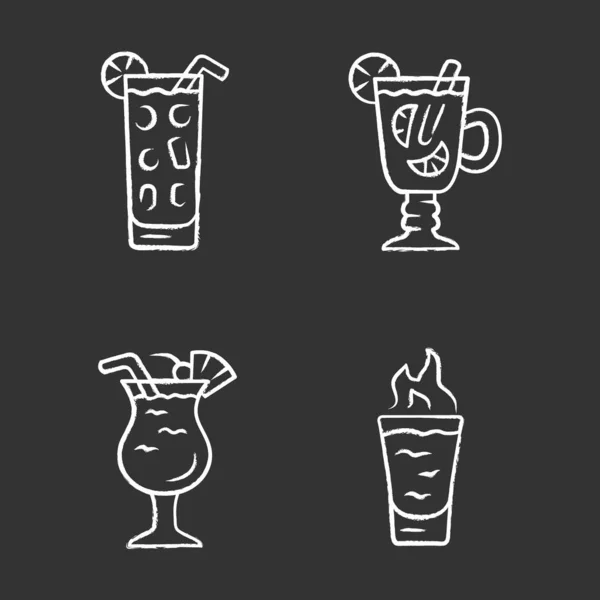Drankjes krijt pictogrammen instellen. Cocktail in Highball glas, Hot Toddy, Pina Colada, Vlaming schot. Alcoholische mixen en frisdranken. Verfrissende en verwarmende drankjes. Geïsoleerde vector schoolbord illustraties — Stockvector