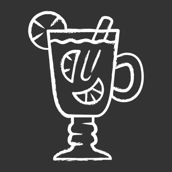 Icono de tiza caliente. Whisky caliente en vaso de café irlandés. Bebida con rodajas de limón y barra de canela en vaso de pie con mango. Bebida caliente. Ilustración aislada de pizarra vectorial — Vector de stock