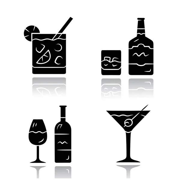 Bebidas gota sombra negro glifo iconos conjunto. Cóctel en copa baja, whisky, vino, martini. Bebidas alcohólicas para la fiesta. Bebidas refrescantes y mezclas. Ilustraciones vectoriales aisladas — Vector de stock