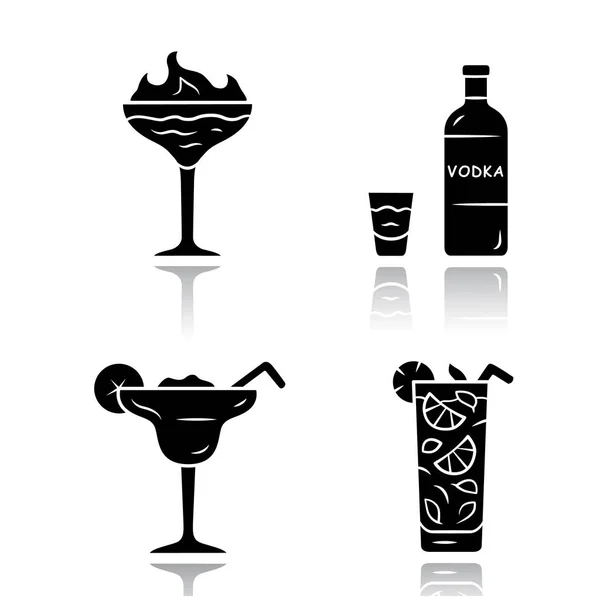 Drinks Drop Shadow schwarze Glyphen-Symbole gesetzt. Flammenschuss, Margarita, Mojito, Wodka. Gläser mit Getränken, Flasche. alkoholische Mischungen und Erfrischungsgetränke zum Feiern und Feiern. isolierte Vektorillustrationen — Stockvektor