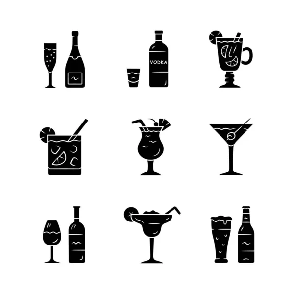 Dricker Glyph ikoner set. Alkoholdrycker kort. Champagne, vodka, varm Toddy, vin, öl, cocktail i Lowball glas, Martini, Margarita, Pina Colada. Siluettsymboler. Vektor isolerad illustration — Stock vektor
