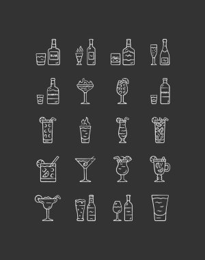 İçecekler tebeşir simgeleri ayarlayın. Alkol menü kartı. Kokteyller için içecekler. Viski, rom, şarap, martini, margarita. İçki içeren ferahlatıcı ve ısınma ruhu. Yalıtılmış vektör tebeşir tahtası çizimleri