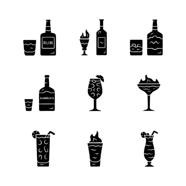 Bebe conjunto de ícones de glifo. Rum, absinto, uísque, sambuca, sangria, coquetel flamejante e shot, vidro de furacão, copo alto. Bebidas alcoólicas. Símbolos de silhueta. Ilustração isolada do vetor —  Vetores de Stock