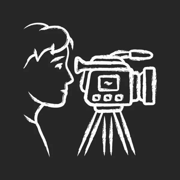 Εικονίδιο κιμωλίας καμεραμάν. Βιντεοσκόπηση, γύρισμα. Βιντεογράφος, χειριστής με κάμερα. Δημοσιογράφος, δημοσιογράφος. Παραγωγή ταινιών και βίντεο βιομηχανία παραγωγής. Απομονωμένη διανυσματική απεικόνιση πίνακα — Διανυσματικό Αρχείο