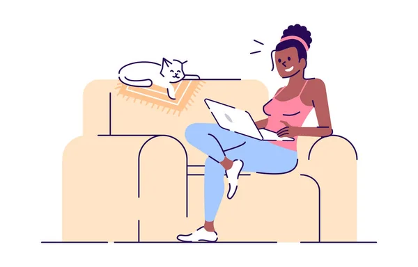 Menina sorridente no sofá com laptop ilustração vetorial plana. Freelancer no trabalho. Senhora e gato dormindo no sofá personagens de desenhos animados isolados com elementos de contorno no fundo branco — Vetor de Stock