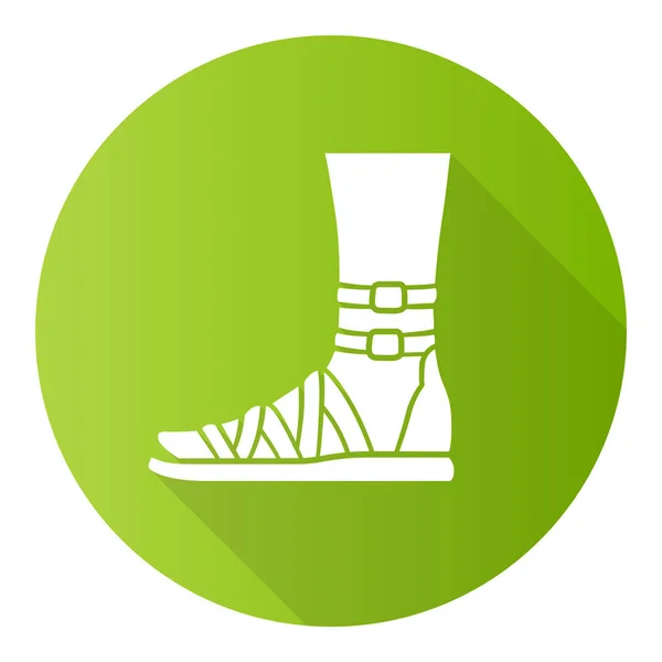 Gladiator sandaler grön platt design lång skugga glyf ikon. Kvinna snygga skor design. Kvinnliga casual skor, moderna sommarlägenheter med ankelrem sidovy. Vektor siluett illustration — Stock vektor